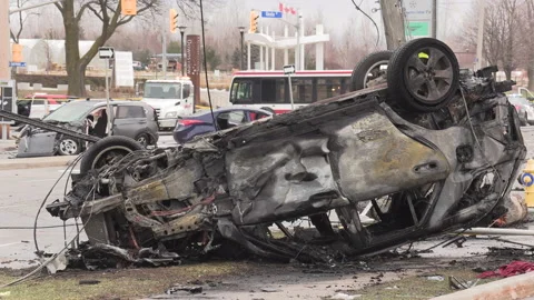 Spectaular car accident in city intersection with police and fire on scene Vidéo 146101178