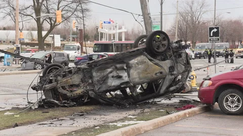 Spectaular car accident in city intersection with police and fire on scene Vídeo Stock 146101461