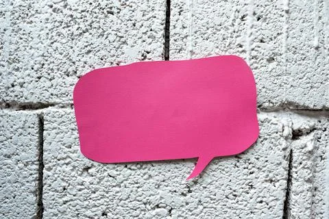 Speech Bubble On Floor With Important Information Written In. Dialogue Balloon Foto stock