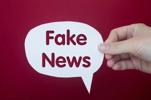 Speech bubble in front of colored background with Fake News text. Stock-Fotos