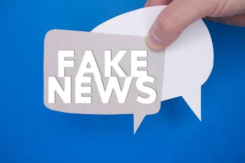Speech bubble in front of colored background with Fake News text. Stock-Fotos