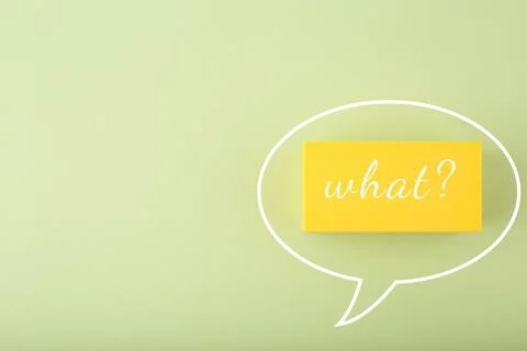 Speech bubble with what question on bright green background Foto stock