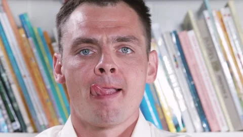 A speech therapist shows an articulation exercise for the muscles of the tongue. Vídeo Stock 135032526