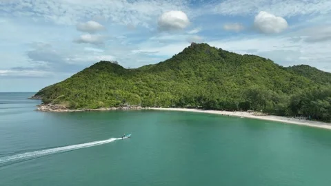 Speed boad reach to the island Stock Footage 322937474