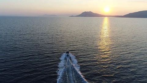 Speed boat driving at sunset 스톡 동영상 104281956