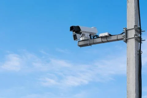 Speed camera. Blue sky background, concrete support. Foto stock