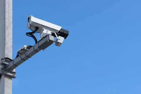Speed camera. Blue sky background, concrete support, bottom view. Foto stock