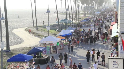 Speed changing movement of Venice Beach crowd Stock Footage 51658087