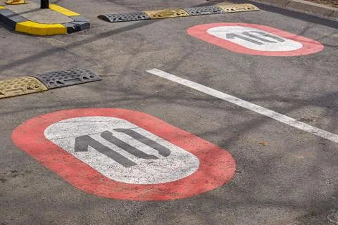 Speed limit ten Foto stock