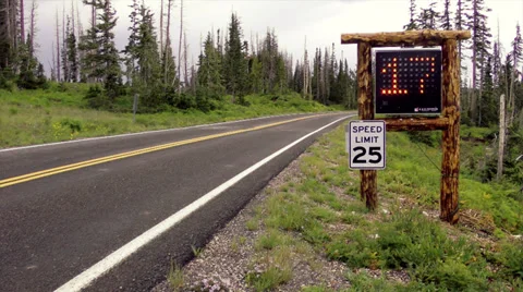 Speed limit warning sign Stockbeeldmateriaal 31399189