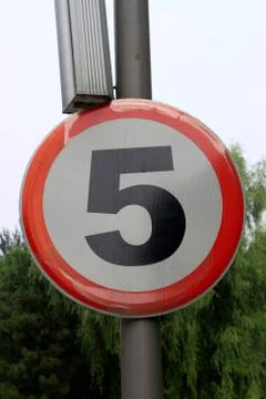 Speed Limit Zone Warning Road Sign, Isolated Prohibitive 5 Km Kilometer Foto stock