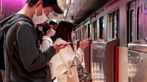 Speed Ramp of Crowd of passenger using smartphone while waiting for train Video stock 189496599