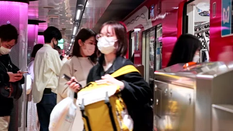 Speed Ramp of Crowd rush to board train on Tokyo Metro Marunouchi Line Video stock 189494700