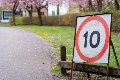 Speed sign stating maximum speed of 10mph Stock-Fotos
