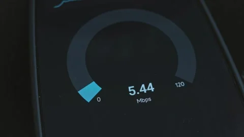 Speed Test in progress on smartphone Vídeo Stock 303466807