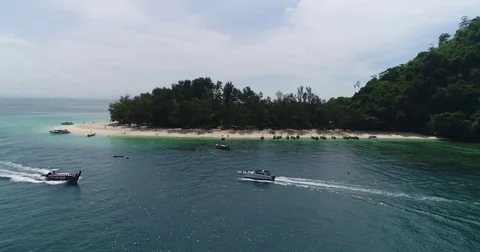 Speedboat and longtail passing a white sand island beach Vídeo Stock 71298641