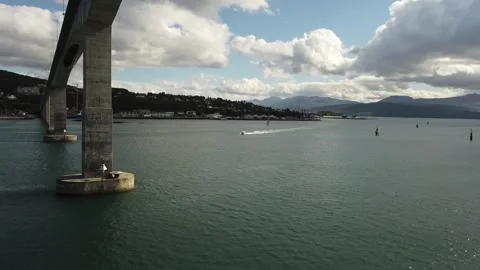 Speedboat Approaching Gisund Bridge Over Fjord Waters in Senja Norway, Orbit 库存影片 345185694