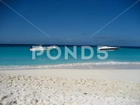 Speedboat in blue waters on Shoal Bay Beach Anguilla Stock Photos