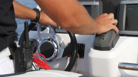 Speedboat Driver &amp; Wheel Navigation Vídeo Stock 39198022