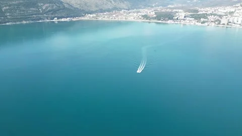 The speedboat moves quickly on the smooth surface of the incredible beauty of Vidéo 330679015