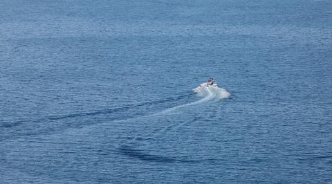 Speedboat pulling inflatable donuts boats Photos