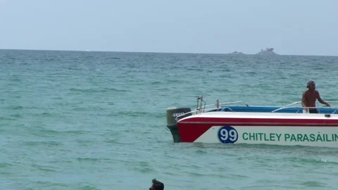 Speedboat Pulling Inflatable Octopus with Tourists in Phuket Thailand 스톡 동영상 330648001