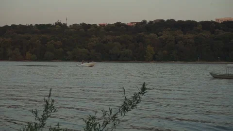 Speedboat on river 库存影片 136358198