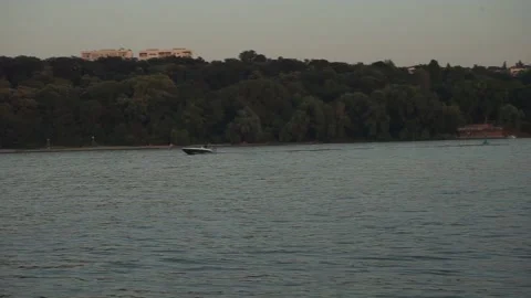 Speedboat on river going towards bridge 库存影片 136358740