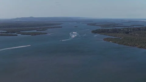 Speedboats Creating Wake In The Calm Wate - George Collins Island And Coomera Stockbeeldmateriaal 336960169