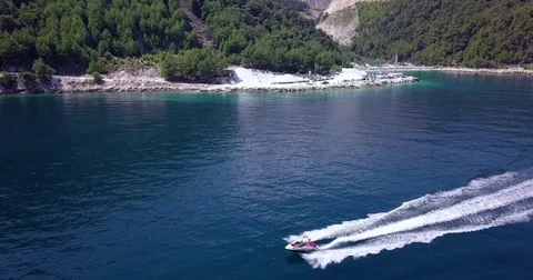 Speeding boat drone footage Stockbeeldmateriaal 80083402