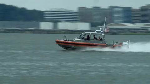 Speeding Boat On Potomac Stockbeeldmateriaal 68137400