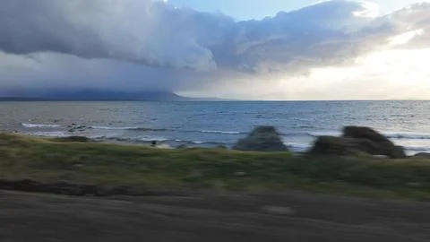 Speeding Lakeside at Dusk with Thunderclouds in Hyperlapse Stock-Fotos