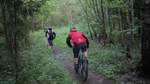 Speeding through forest with bikes. 库存影片 39352104