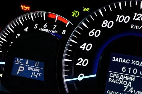 Speedometer and tachometer on the dashboard of a car Foto stock