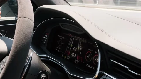 Speedometer and tachometer fast car. automobile speed dashboard when driving Vidéo 158137988