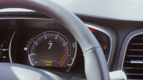 The speedometer of the car. The driver is going slowly. Breaking. 4k Vídeo Stock 89004979