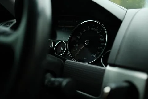 The speedometer in the car at rest is at zero. Fotos Stock