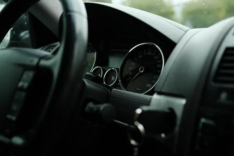 The speedometer in the car at rest is at zero. Stockfoto's