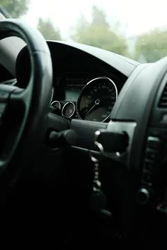 The speedometer in the car at rest is at zero. Stockfoto's