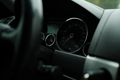 The speedometer in the car at rest is at zero. Фото