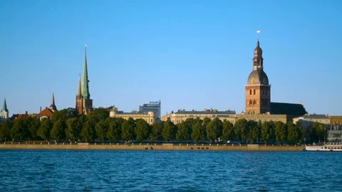 Speedup motion timelapse of Riga City Old Town panorama on Daugava river sunset 스톡 동영상 91662580