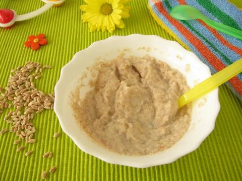 Spelt mash for babies and small children Foto stock