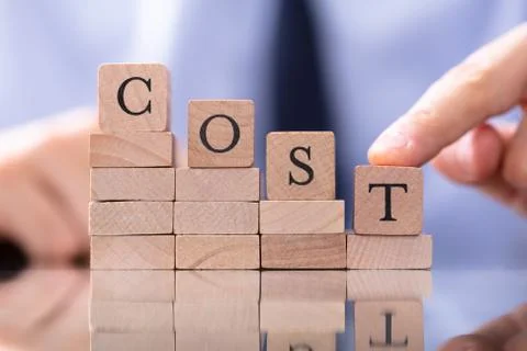 Spend Word With Declining Chart On Desk Foto stock