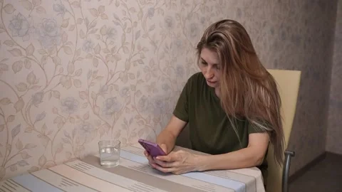 Spending time with the phone. Vidéo 302659720