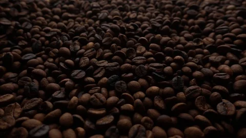 Spewing roasted coffe beans to a pile of coffe Video stock 116290205