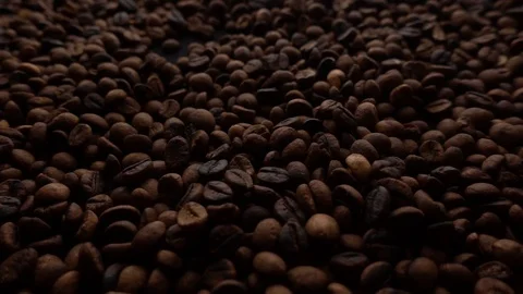 Spewing roasted coffe beans to a pile of coffe Video stock 116290388