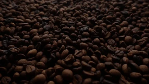Spewing roasted coffe beans to a pile of coffe Video stock 116290617
