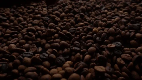 Spewing roasted coffe beans to a pile of coffe Video stock 116290640