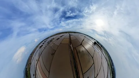 Sphere distorts sky and mirrored surface Видео 345394032