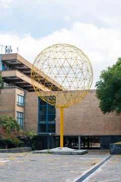 Spherical structure outside a building from Mexican college Foto stock